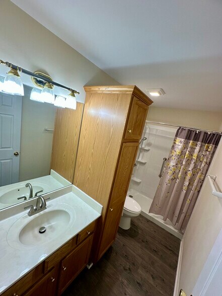Primary bath - 1620 Ridgecrest Dr