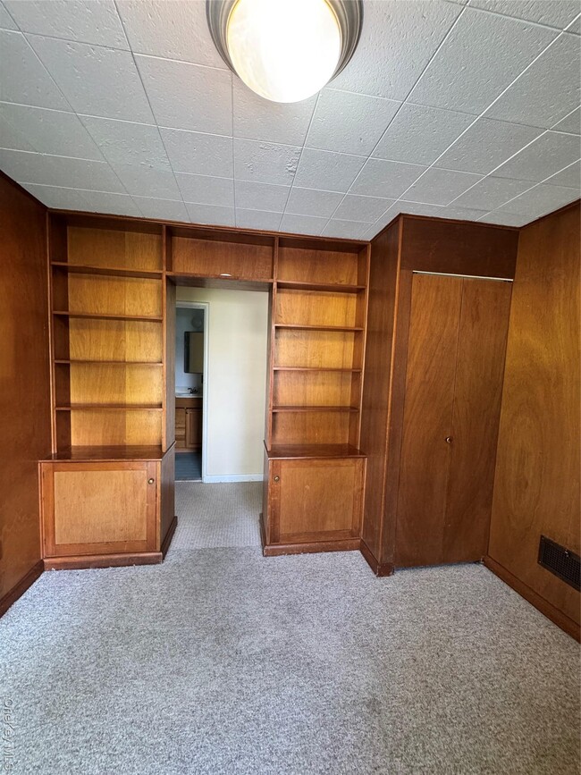 Building Photo - 84-88-88 E Main St