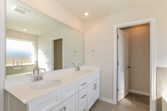 Building Photo - 739 Sara Mdw Rd