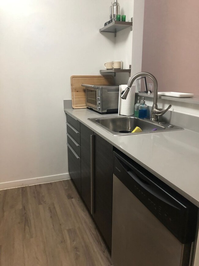 Building Photo - Amazing 1 bed 1 bath with off street parking.
