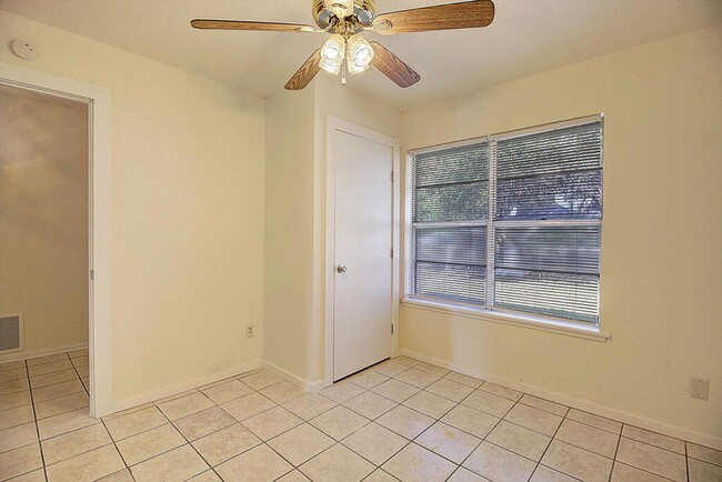 Building Photo - 2202 Saxony Dr
