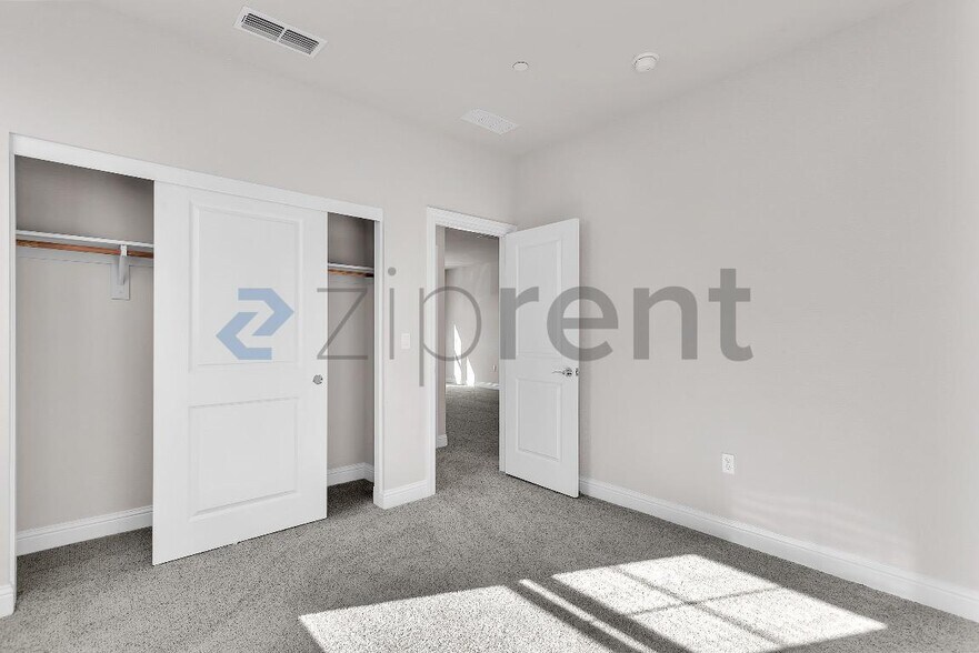 Building Photo - Unit