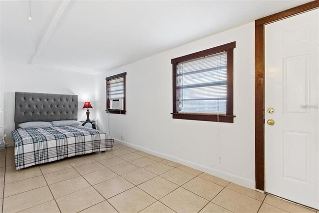 Building Photo - 904 Lakeview Rd