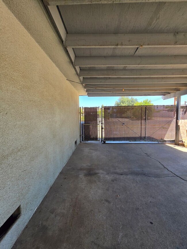 Building Photo - Spacious Home!!