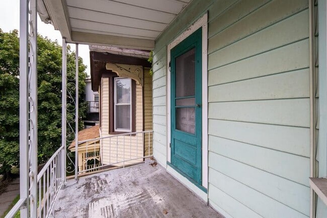 Building Photo - 140 5th Ave