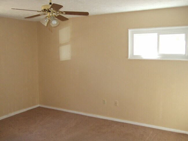 Building Photo - 626 Meadowview Dr