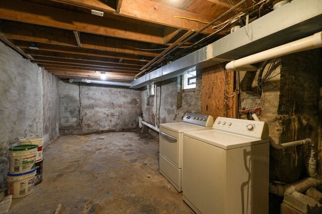 Building Photo - Newly renovated 6 bedroom 2.5 bath in Carroll Park Area