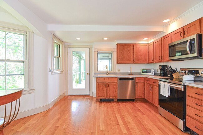 Building Photo - 16 Oakes Ln