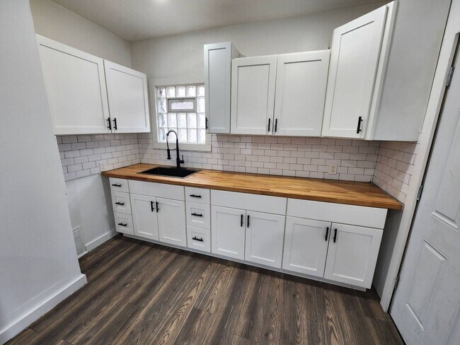 Building Photo - Charming 3-Bedroom Property in Prime Location