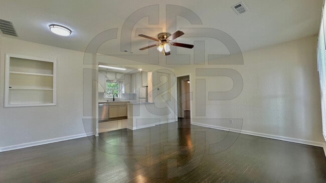 Building Photo - 1102 N Crestway St