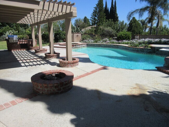 Building Photo - Glorious pool home in the Tampa/Devonshire...