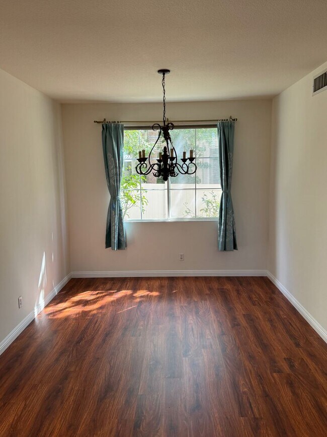 Building Photo - Updated newer home in gated Lang Ranch community