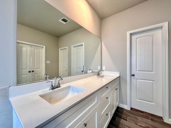 Building Photo - Charming 3-Bed, 2-Bath Home with Modern Up...