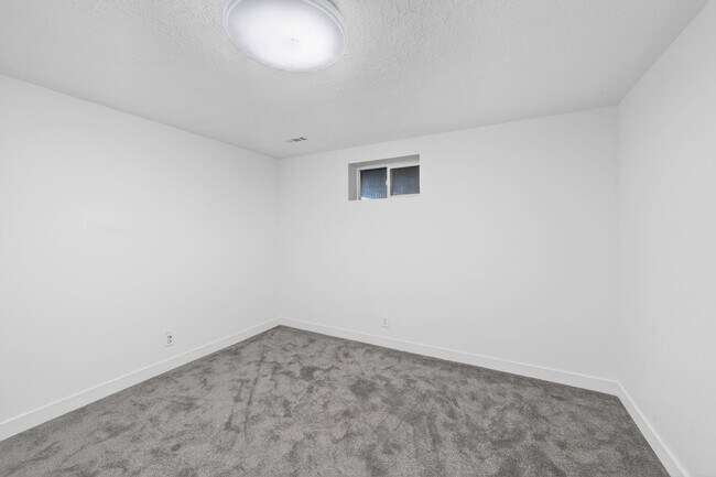 Building Photo - 281 W 2000 S St