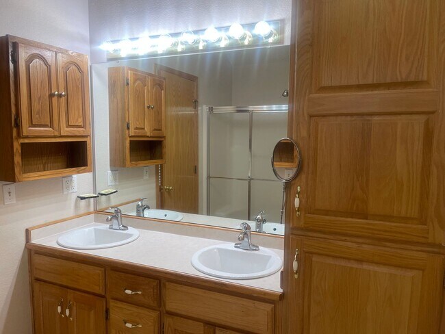 Building Photo - OZARK HOME CHECK OUT this charming 3 bedro...
