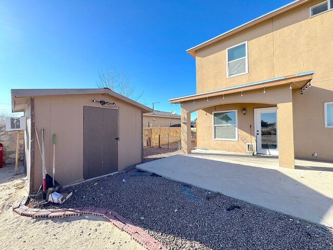 Building Photo - Gorgeous 5bed/3bath Refrig A/C with 2 Master Bedrooms!