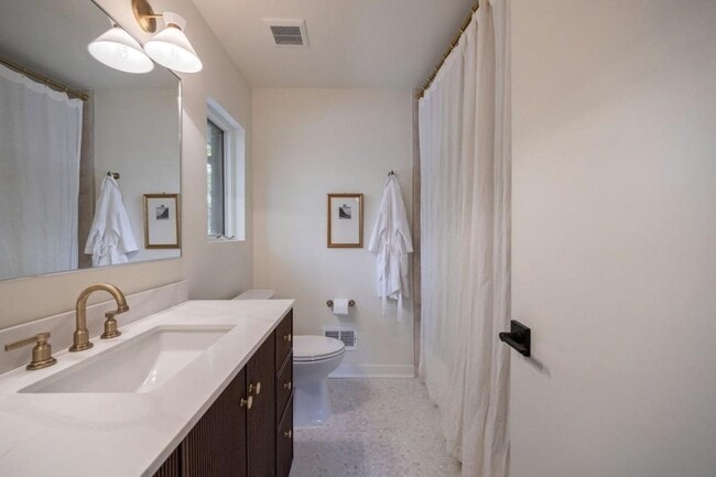 Building Photo - 922 Barton Woods Rd NE