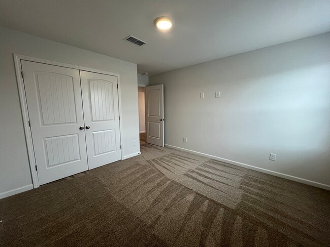 Building Photo - 967 Horse Mountain Rd