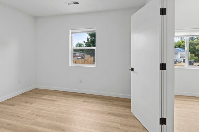 Building Photo - Modern 3-Bed Home Near JBLM with Vaulted C...