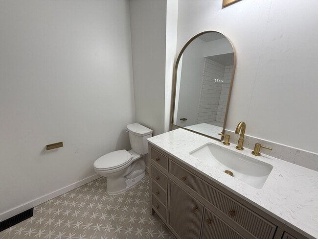 Building Photo - Luxury 4 Bed Home with Bonus Rooms and Pool