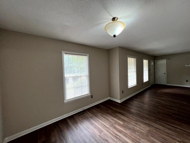 Building Photo - 109 Deerfield Dr