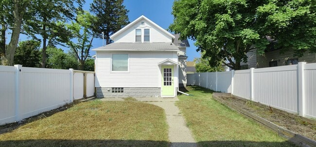 Building Photo - 703 Hopkins St
