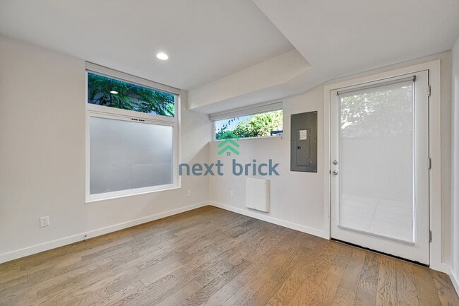 Building Photo - Stylish 2 Bed 2 bath Townhome for Rent
