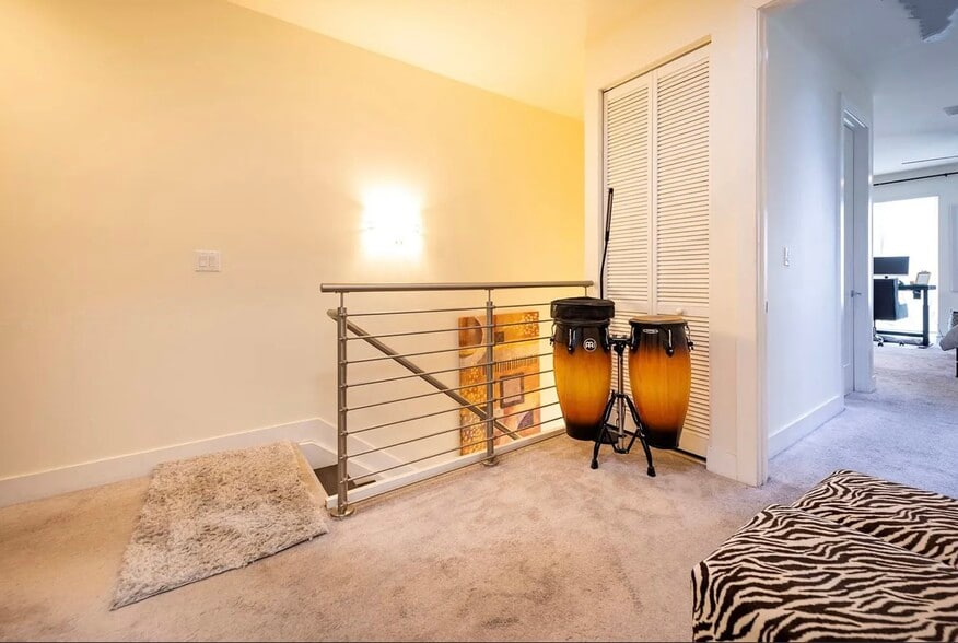 3rd Floor Landing - 10260 NW 63rd Ter