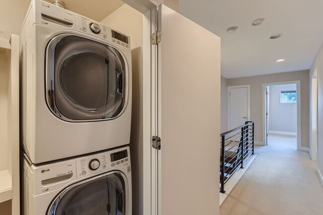 Building Photo - Modern 4-Bedroom Home with Designer Finish...