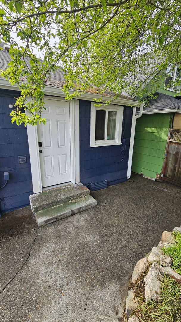 Building Photo - Cute 2-bed house,  Pet Friendly, Central location!