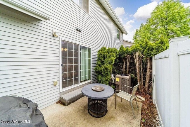 Building Photo - Beautiful Updated 3 Bedroom Condo with A/C, Garage & Fireplace in Forsythia Place!