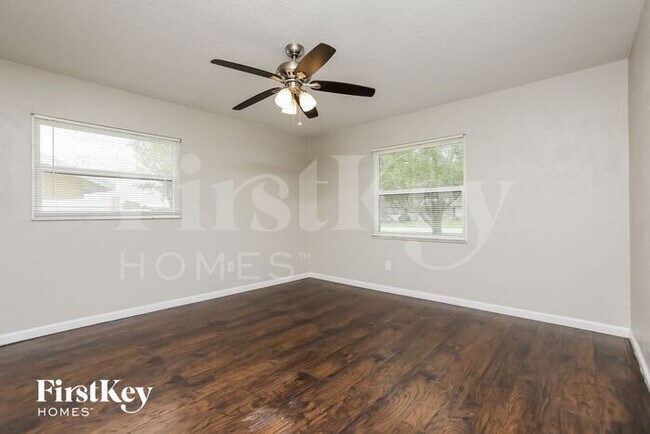 Building Photo - 1130 E Normandy Blvd