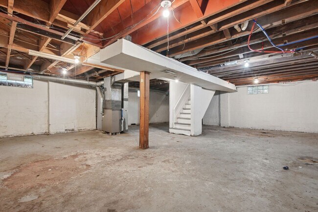 Building Photo - 1724 E Kossuth St