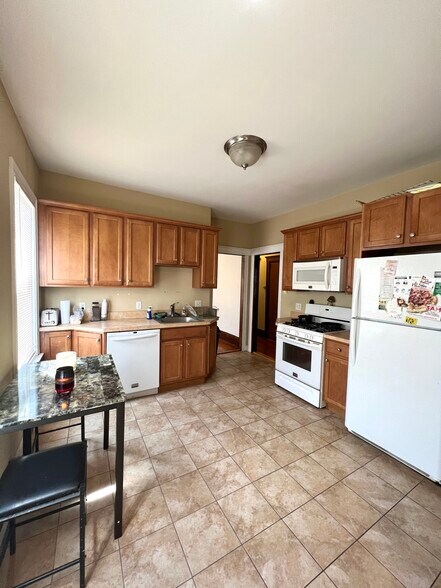 Building Photo - 224 Holland St