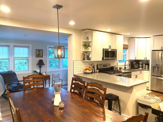 Building Photo - Beautifully remodeled 5 bed / 3 bath on pr...