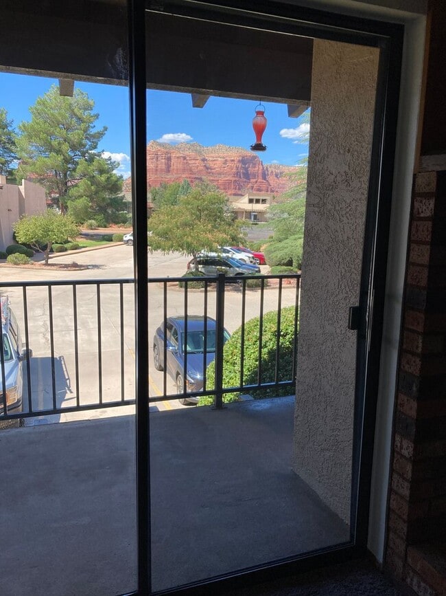 Building Photo - Gorgeous 2B/2B condo with Red Rock views, ...