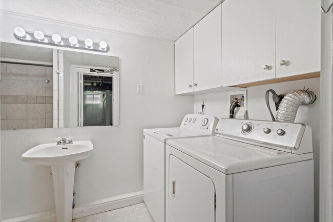 Building Photo - 5 Bed / 2 Bath Tudor Revival in Central Co...