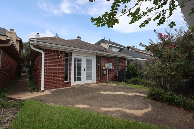 Building Photo - 3229 Continental Dr