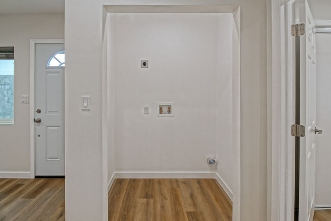 Building Photo - NEWLY BUILT, LUXURIOUS & BRIGHT, 1BR1BA AD...