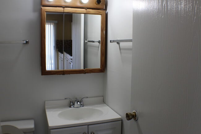 Building Photo - 706 W Ivanhoe Ln