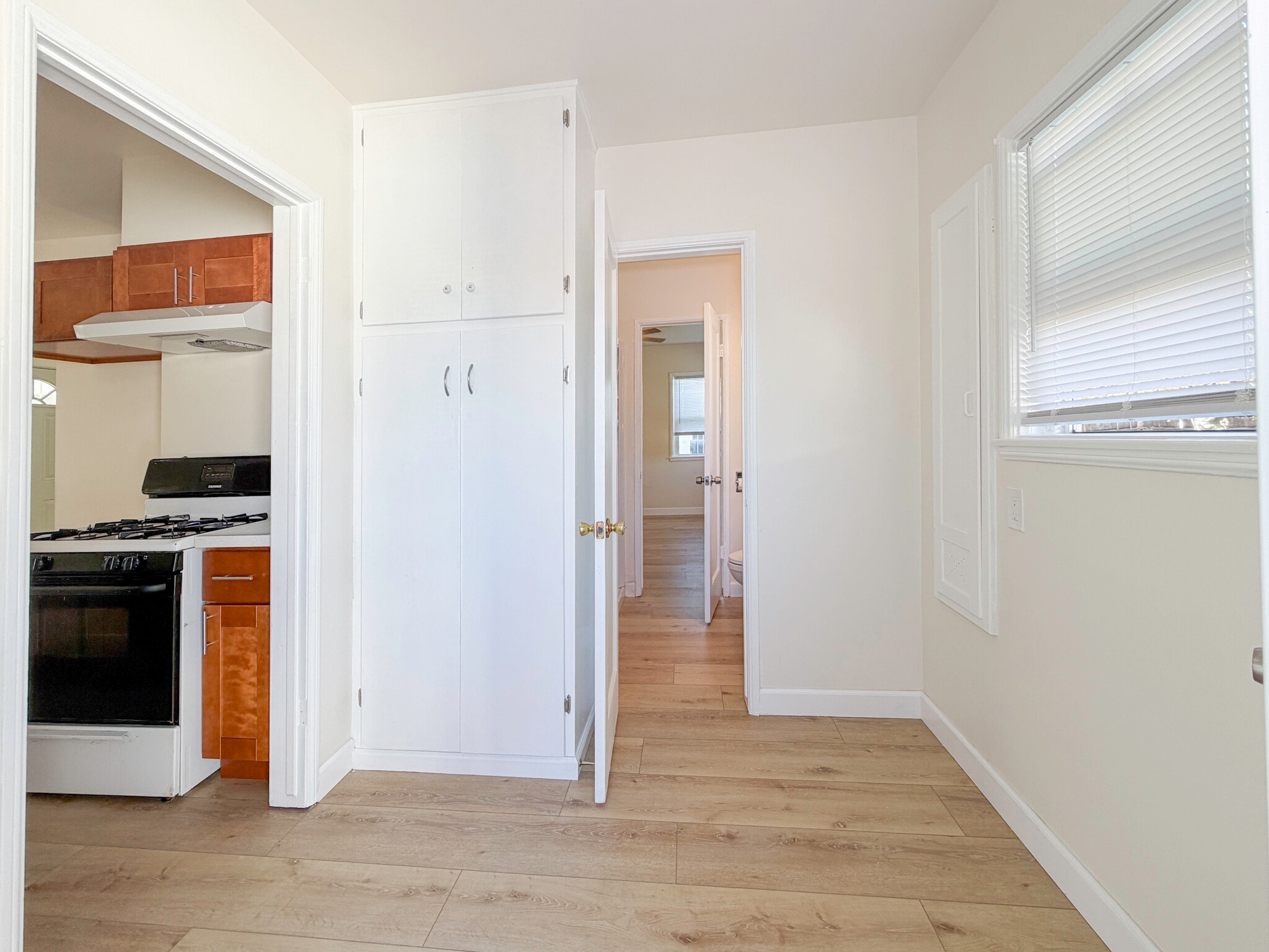 (A) Entry Room - 1722 E Victoria Ave