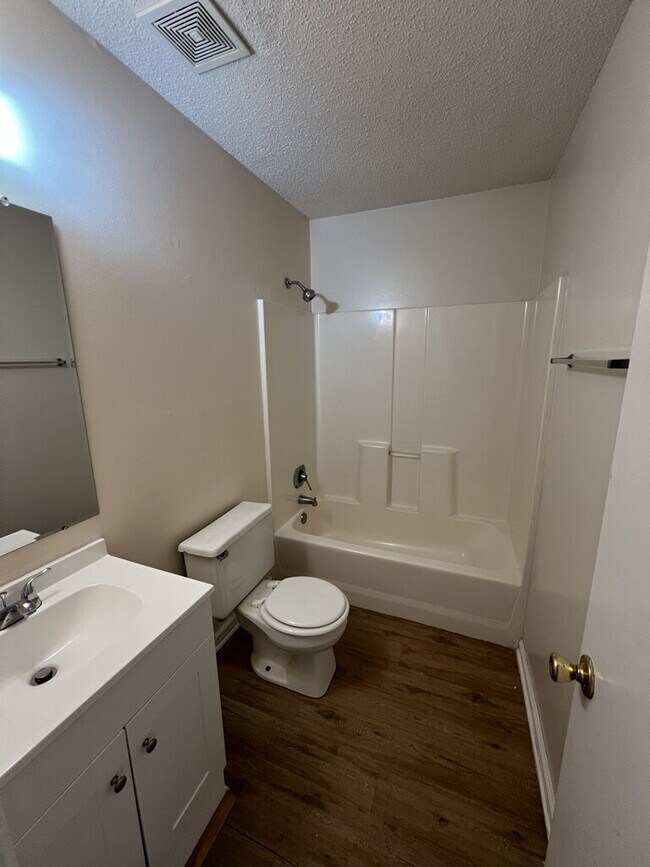 Building Photo - 212 Live Oak Ct