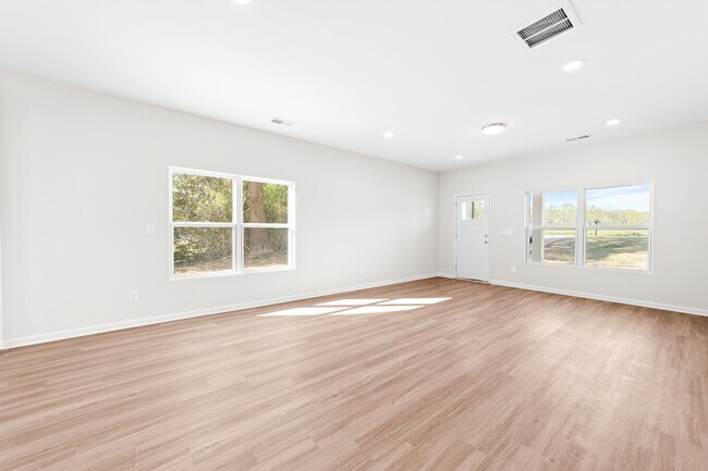 Building Photo - 612 W Lewis Rd