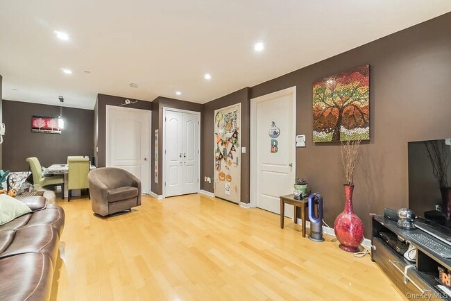 Building Photo - 3360 Shore Pkwy