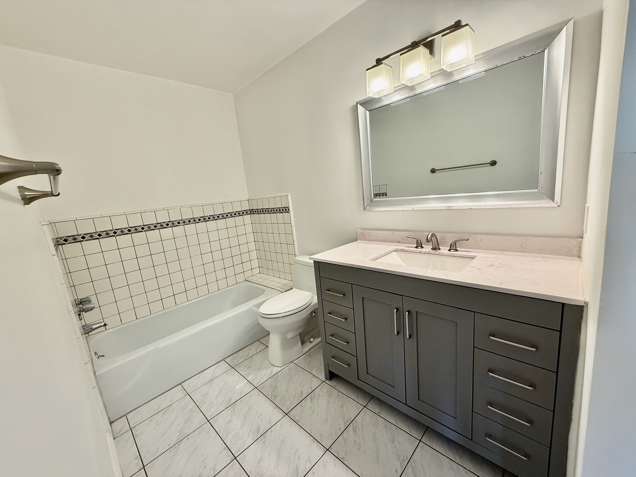 Building Photo - 5600 Kensington Way