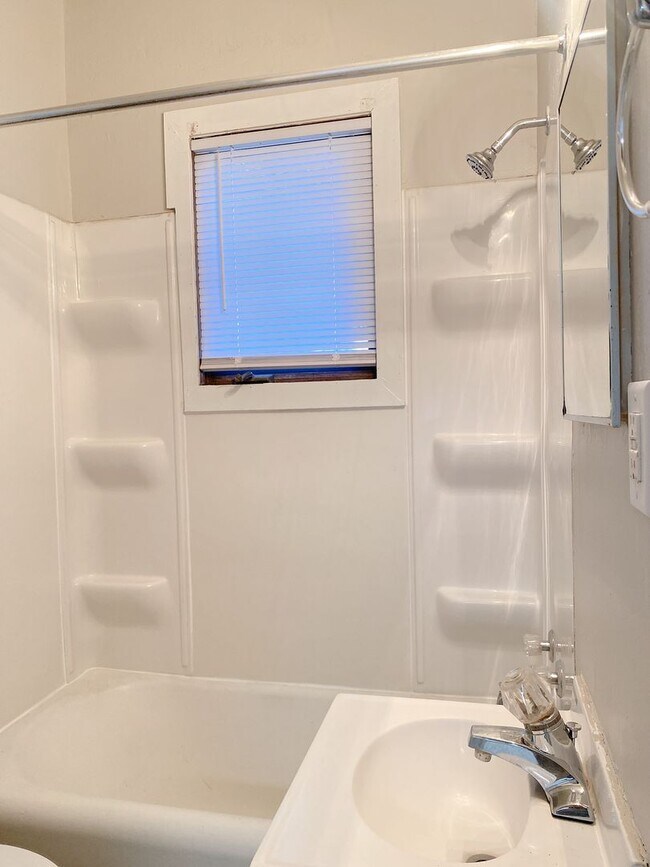 Building Photo - Move-in special. 3 bed 1 bath with a detached garage and large driveway $1250