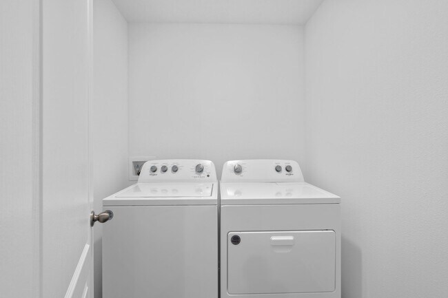 Building Photo - Almost New Home