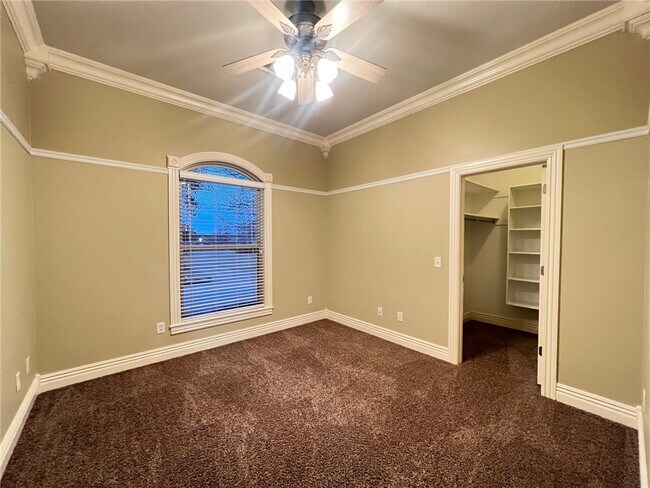 Building Photo - 6517 Tall Oaks Loop S
