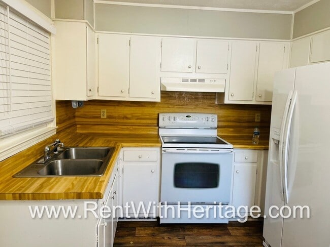Building Photo - Amazing 4 Bedroom/ 2 Bath Home / Bonus Roo...