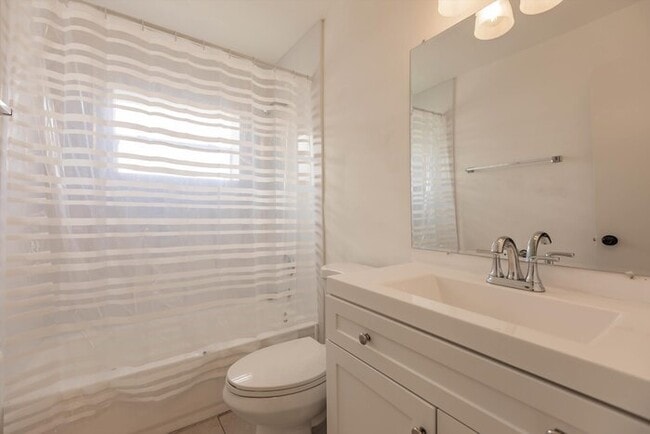 Building Photo - TWO BEDROOM CHARMER IN WEST PALM BEACH